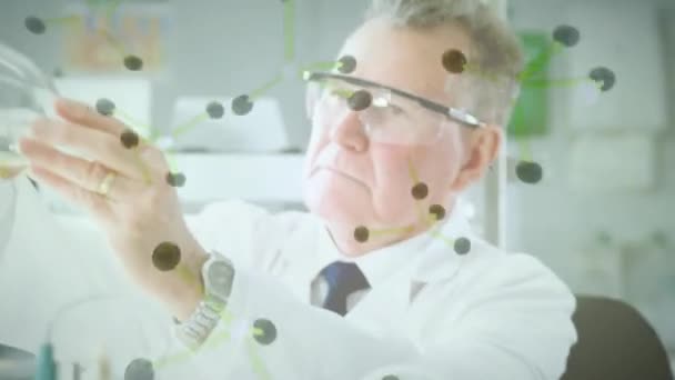 在实验室采集样品时化学分子在高加索男性科学家身上的动画化 全球科学和数字接口概念 数字生成视频 — 图库视频影像