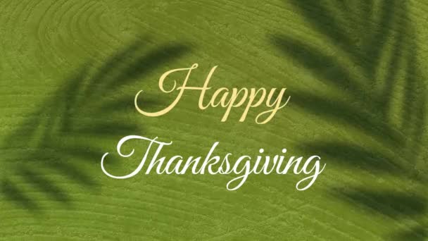 在绿树成荫的树叶映衬着绿树成荫的墙壁上 欢乐的感恩文字的动画 数码合成 多次曝光 感恩节庆祝 传统概念 — 图库视频影像