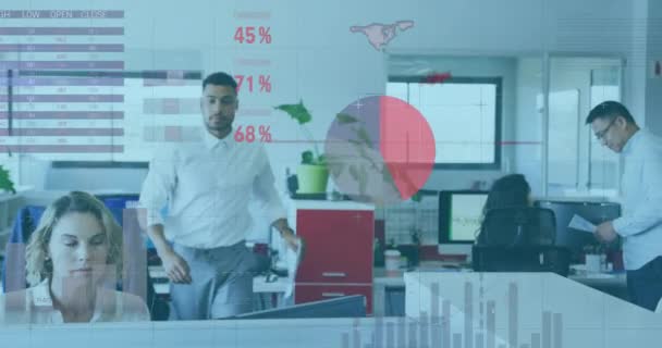 Animering Ekonomisk Databehandling Över Olika Kollegor Som Arbetar Kontoret Företag — Stockvideo