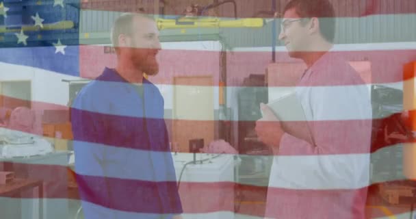 アメリカ合衆国の国旗を 研究室の白人エンジニアの上に映像化する アメリカの愛国心 祝賀コンセプトデジタル生成ビデオ — ストック動画
