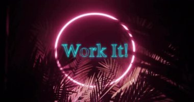 Çalışmanın animasyonu mavi renkli, pembe neon yüzüklü ve orman yapraklı geceleri. İletişim, sosyal medya, ağ ve dijital arayüz teknolojisi, dijital olarak oluşturulmuş video.