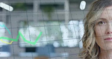 Ofiste çalışan Kafkasyalı iş kadınının finansal veri işleme animasyonu. Küresel iş, finans, bilgisayar ve veri işleme kavramı dijital olarak oluşturulmuş video.