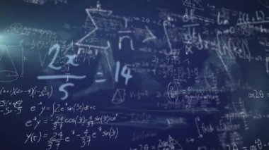 Matematiksel denklemin animasyonu ve mavi arkaplan üzerinde diyagramlar. Dijital olarak üretilen hologram, illüstrasyon, toplamlar, formüller, cebir, tebeşir çizimi, çözüm ve eğitim kavramı.