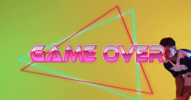 Neon desenli beyaz rugby oyuncusu üzerinden oyun animasyonu. Küresel spor, video oyunu, dijital arayüz, iletişim, hesaplama, veri işleme kavramı dijital olarak oluşturulmuş.