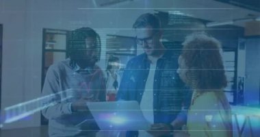 Ofisteki çeşitli iş adamları üzerinde finansal veri işleme animasyonu. Küresel finans, iş, bağlantılar, hesaplama ve veri işleme kavramı dijital olarak oluşturulmuş video.