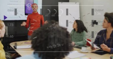 Muhtelif meslektaşların ofiste toplanmasıyla ilgili veri işleme animasyonu. İş, finans ve iletişim konsepti dijital olarak oluşturulmuş video.