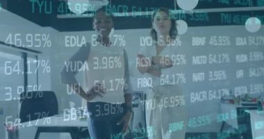 Ofiste gülümseyen iki farklı kadının portresine karşı borsa veri işleme animasyonu. Küresel ekonomi ve iş teknolojisi kavramı