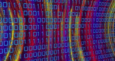 Renkli ışık yollarına karşı kusursuz desenli ikili kodlama veri işleme animasyonu. Bilgisayar arayüzü ve iş teknolojisi kavramı