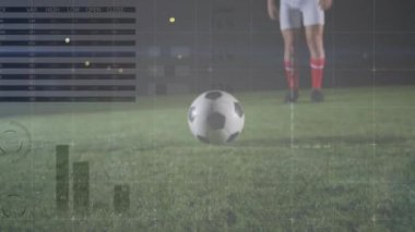 Sahadaki beyaz erkek futbolcu üzerinden finansal veri işleme animasyonu. Küresel spor, iş dünyası, ağlar, bağlantılar, hesaplama ve veri işleme kavramı dijital olarak oluşturulmuş video.