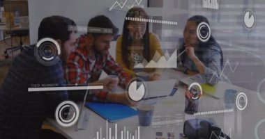 Ofisteki çeşitli iş adamları üzerinde finansal veri işleme animasyonu. Küresel finans, iş, bağlantılar, hesaplama ve veri işleme kavramı dijital olarak oluşturulmuş video.