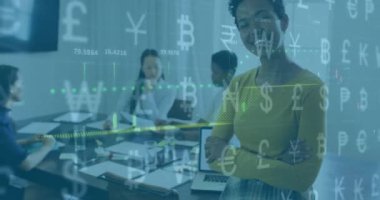 Veri işleme ve döviz tabelalarının ofisteki çeşitli işadamları üzerinde canlandırılması. Küresel iş, finans, bilgisayar ve veri işleme kavramı dijital olarak oluşturulmuş video.