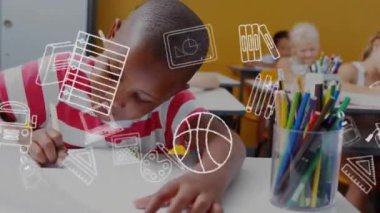 Eğitim okulu ikonlarının sınıftaki çeşitli okul çocukları üzerindeki animasyonu. Küresel eğitim, öğrenim ve ilkokul konsepti dijital olarak oluşturuldu.