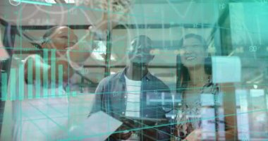 Ofiste çalışan çeşitli iş adamları üzerinde finansal veri işleme animasyonu. Küresel iş, finans, bilgisayar ve veri işleme kavramı dijital olarak oluşturulmuş video.