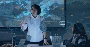 Ofisteki çeşitli iş adamlarının veri işleme ve istatistiklerinin animasyonu. Küresel iş, finans, bilgisayar ve veri işleme kavramı dijital olarak oluşturulmuş video.