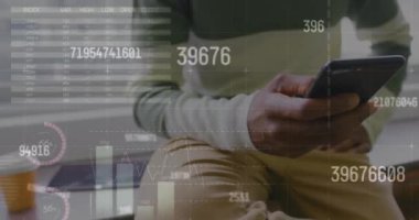 Akıllı telefon kullanan beyaz iş adamının finansal veri işleme animasyonu. Küresel finans, iş, bağlantılar, hesaplama ve veri işleme kavramı dijital olarak oluşturulmuş video.