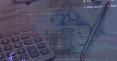Para ve hesap makinesi üzerinden finansal veri işleme animasyonu. Küresel finans, iş, bağlantılar, hesaplama ve veri işleme kavramı dijital olarak oluşturulmuş video.