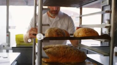 Kafkas erkek fırıncının ekmekle yürüdüğü ağ bağlantılarının animasyonu. Küresel iş, yiyecek ve dijital arayüz kavramı, dijital olarak üretilen video.