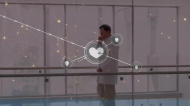 Kafkas erkek doktorların hastanedeki bağlantılarının animasyonu. Küresel finans, iş, bağlantılar, hesaplama ve veri işleme kavramı dijital olarak oluşturulmuş video.