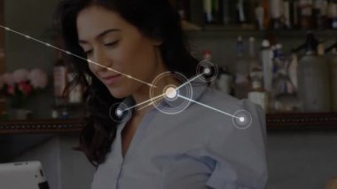 Tablet kullanan beyaz kadın üzerindeki simgelerle bağlantı ağının animasyonu. Küresel iş, bağlantılar, hesaplama ve veri işleme kavramı dijital olarak oluşturulmuş video.