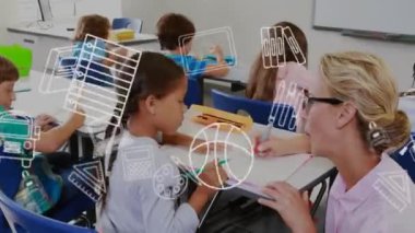 Eğitim okulu ikonlarının sınıftaki çeşitli okul çocukları üzerindeki animasyonu. Küresel eğitim, öğrenim ve ilkokul konsepti dijital olarak oluşturuldu.
