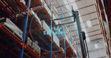 Küresel animasyon, depoya gelen forklift çatalları yüzünden kalkan içindeki siber güvenlik metni. Dijital bileşik, çoklu pozlama, küreselleşme, koruma, dağıtım ve teknoloji kavramı.