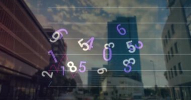 Şehir manzarası üzerinde finansal veri işleme animasyonu. Küresel iş, ağlar, bağlantılar, hesaplama ve veri işleme kavramı dijital olarak oluşturulmuş video.