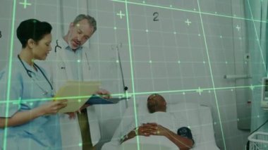 Hastanedeki çeşitli doktor ve hastalar üzerinde veri işleme animasyonu. Küresel tıp, sağlık hizmetleri, bilgisayar ve veri işleme kavramı dijital olarak oluşturulmuş video.