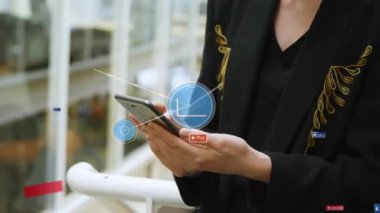 Akıllı telefon kullanan Kafkasyalı iş kadını üzerindeki simgelerle bağlantı ağının animasyonu. Küresel iş, sosyal medya, dijital arayüz ve dijital olarak oluşturulan veri işleme kavramı.