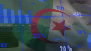 Cezayir bayrağı üzerinde finansal veri işleme animasyonu. Küresel iş, ağlar, bağlantılar, hesaplama ve veri işleme kavramı dijital olarak oluşturulmuş video.