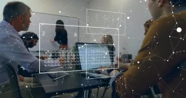 Ofisteki çeşitli iş adamlarının veri işleme ve istatistiklerinin animasyonu. Küresel iş, finans, bilgisayar ve veri işleme kavramı dijital olarak oluşturulmuş video.