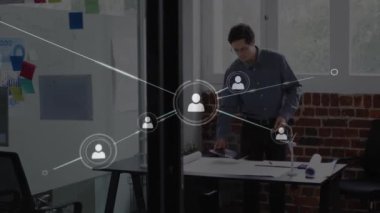Kafkasyalı iş adamının bağlantılar ağı üzerinden ofisteki animasyonu. Küresel iş, bağlantılar, hesaplama ve veri işleme kavramı dijital olarak oluşturulmuş video.