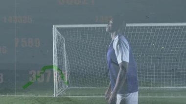 Afro-Amerikan futbolcu üzerinden finansal veri işleme animasyonu. Küresel spor, iş dünyası, ağlar, hesaplama, veri işleme ve dijital olarak oluşturulmuş video konsepti.