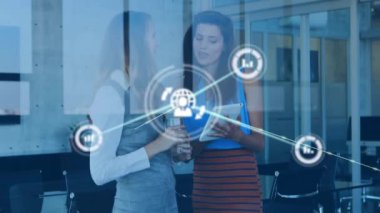 Ofisteki farklı iş adamlarının simgeleriyle bağlantı ağının animasyonu. Küresel iş, bağlantılar, hesaplama ve veri işleme kavramı dijital olarak oluşturulmuş video.