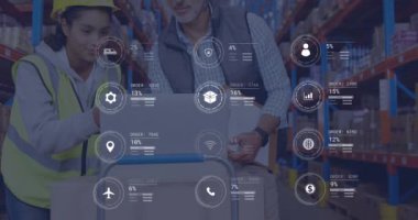 Çeşitli erkek ve kadın çalışanların depoda tartıştıkları veri işleme animasyonu. Gelecekteki tedarik zinciri ve lojistik ağ işi kavramı