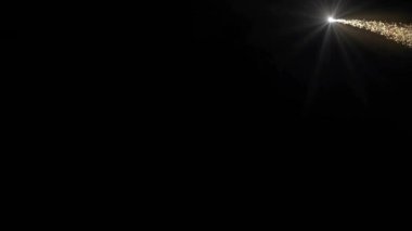 Siyah arkaplan üzerinde hareket eden ve küçük parçacıklar bırakan merceklerin canlandırılması. Dijital olarak üretilen hologram, illüstrasyon, aydınlatma, hareket, dekorasyon, ışıltı ve soyut kavram.