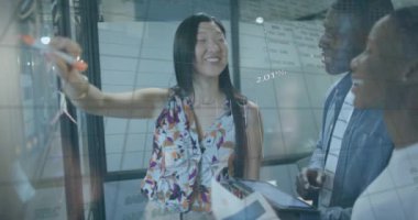 Ofiste çalışan çeşitli iş adamları üzerinde finansal veri işleme animasyonu. Küresel iş, finans, bilgisayar ve veri işleme kavramı dijital olarak oluşturulmuş video.