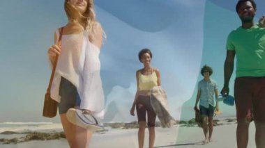 Fildişi sahili bayrağının güneşli plajda yürüyen farklı arkadaşlarla animasyonu. Yaz, arkadaşlık, tatiller, vatanseverlik ve seyahat, dijital olarak üretilen video.
