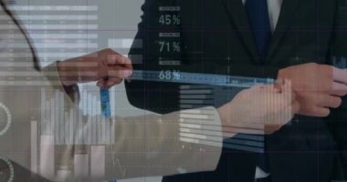 Çeşitli kadınların erkeğin kol ölçülerini alması üzerine grafiklerin ve bilgi arayüzünün animasyonu. Dijital kompozit, çoklu pozlama, rapor, iş, ölçek, moda tasarımcısı ve küresel konsept.