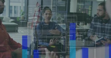Ofisteki çeşitli iş adamları üzerinde veri işleme animasyonu. Küresel finans, iş, bağlantılar, hesaplama ve veri işleme kavramı dijital olarak oluşturulmuş video.