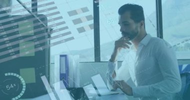 Ofiste çalışan Kafkasyalı işadamının finansal veri işleme animasyonu. Küresel iş, finans ve veri işleme kavramı dijital olarak oluşturulmuş video.