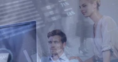 Infographic animasyonu, yürüyen insanların zaman aşımı, bilgisayar üzerinden tartışan Kafkas meslektaşı. Dijital bileşim, iş dünyası, rapor, teknoloji, takım çalışması, planlama, finans ve ofis.