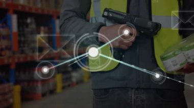 Bağlantılı simgelerin canlandırılması, beyaz iş arkadaşlarının paket detaylarını taraması. Dijital bileşik, çoklu pozlama, iletişim, depo, nakliye, dağıtım ve teknoloji.