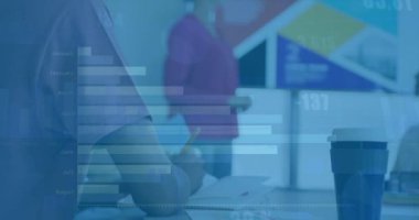 Muhtelif meslektaşların ofiste toplanması üzerine finansal veri işleme animasyonu. İş, finans, takım çalışması ve dijital video arayüzü kavramı.