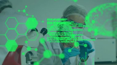 Laboratuvarda çalışan beyaz kadın bilim adamı yerine dijital beyinlerle veri işleme animasyonu. Bilim, bilgisayar ve dijital arayüz kavramı dijital olarak oluşturulmuş video.