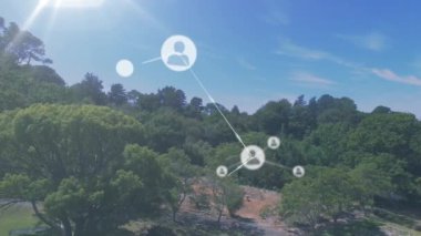 Bulutlu gökyüzüne karşı parkın hava manzarası üzerinden çizgilerle bağlı profil simgelerinin canlandırılması. Dijital bileşik, çoklu pozlama, iş, iletişim, doğa ve teknoloji kavramı.