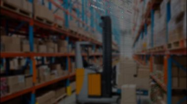 Depodaki forklift üzerinde birden fazla grafik ve takas panolarının animasyonu. Dijital bileşik, ulaşım, şekil, kodlama, programlama dili, nakliye, envanter ve dağıtım kavramı.