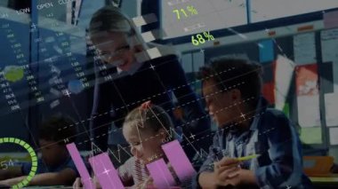 Çeşitli bayan öğretmenlerin öğrencilere yardım etmesi üzerine bilgi arayüzü animasyonu. Dijital bileşik, çoklu pozlama, rapor, iş, küresel, çocukluk ve eğitim kavramı.