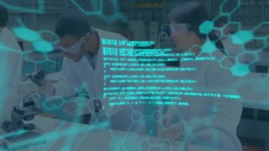 Laboratuvardaki çeşitli bilim adamları üzerinde bilimsel veri işleme animasyonu. Küresel araştırma, tıp, bilim, hesaplama ve veri işleme kavramı dijital olarak oluşturulmuş video.
