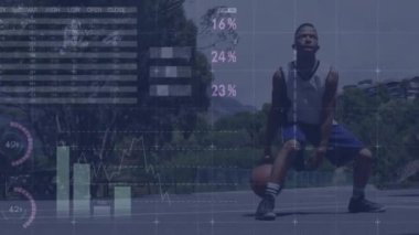 Çift ırklı erkek basketbolcu üzerinden finansal veri işleme animasyonu. Dijital olarak oluşturulan küresel finans, spor ve dijital arayüz kavramı.