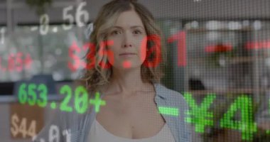 Ofiste çalışan Kafkasyalı iş kadınının finansal veri işleme animasyonu. Küresel iş, finans, bilgisayar ve veri işleme kavramı dijital olarak oluşturulmuş video.